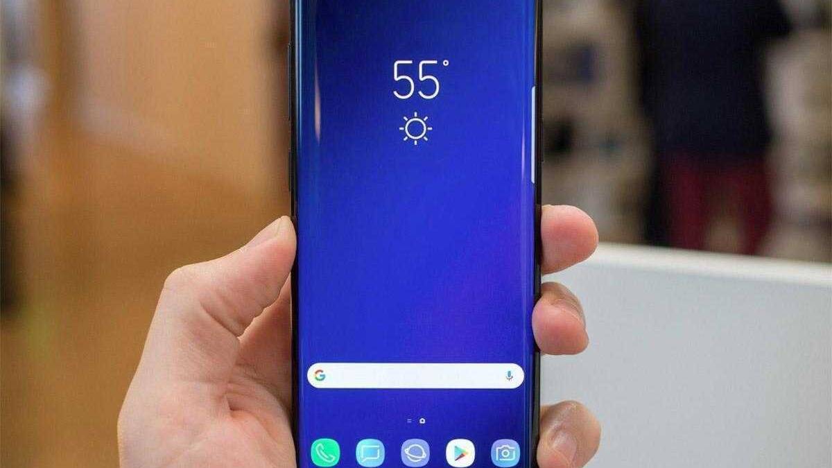 Смартфон Samsung Galaxy S10 с отображением температуры на экране