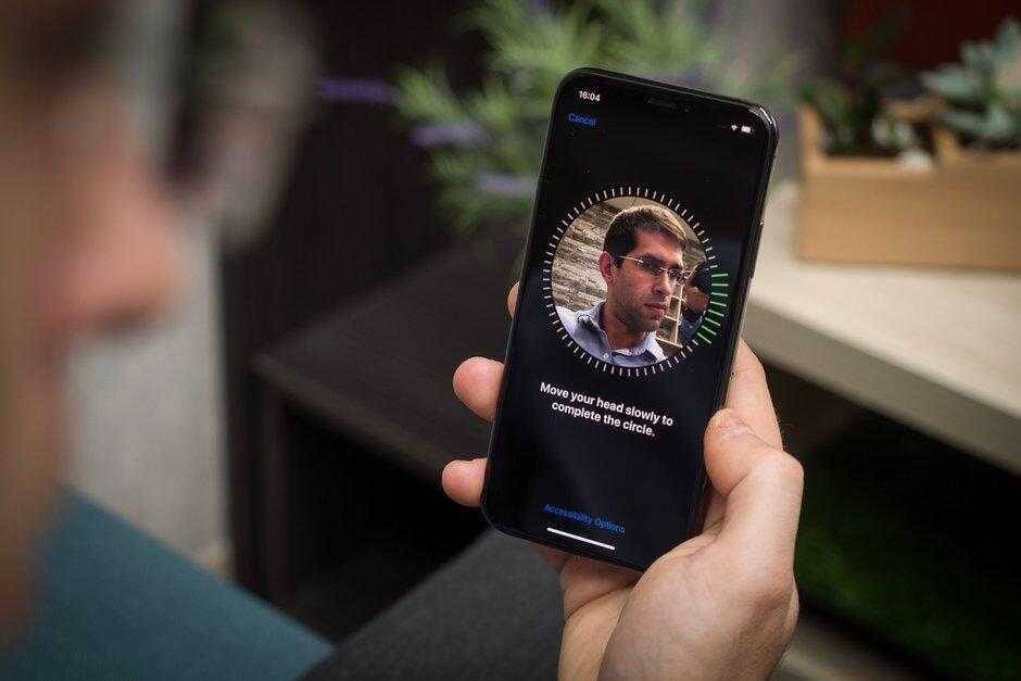 Экран телефона Google Pixel 4 с интерфейсом распознавания лица