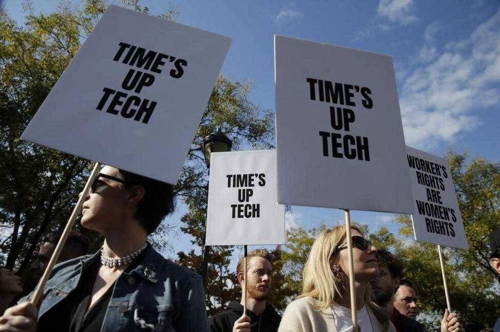 Акционеры подали иск против Google из-за отступных для руководителей, обвиненных в харассменте 3 Протестующие с плакатами против технологий и прав женщин уличное мероприятие