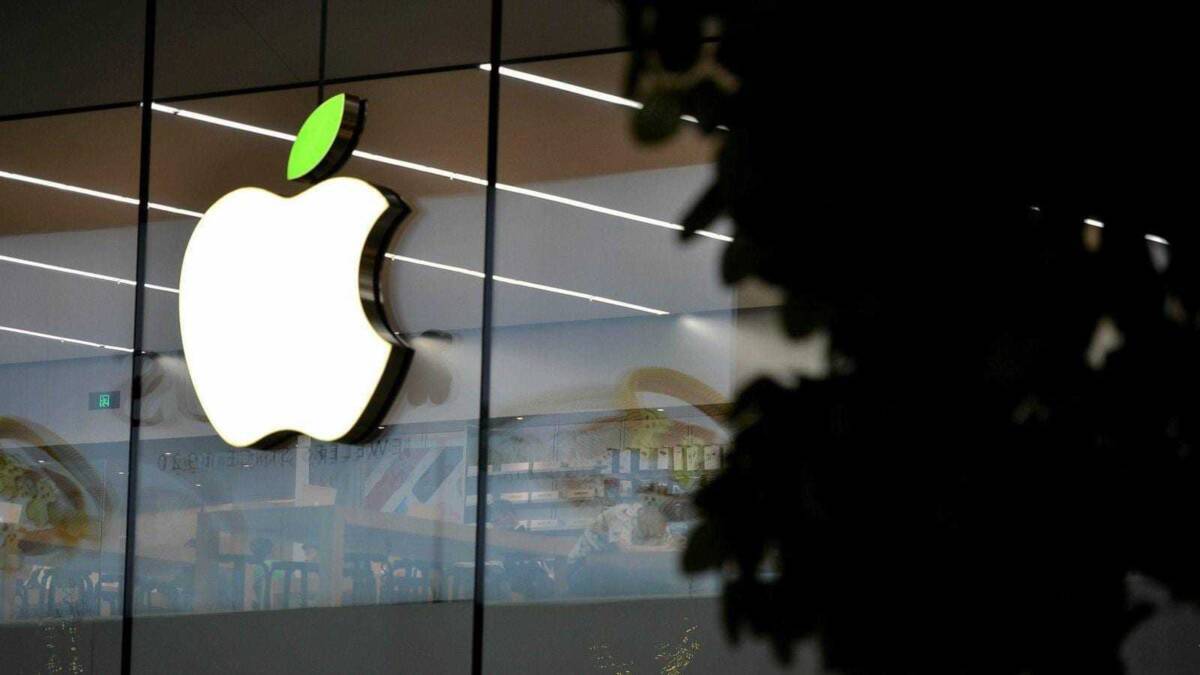 Фасад магазина Apple с яркой логотипом на витрине