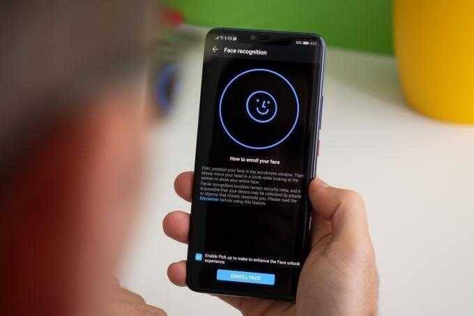 Экран смартфона Google Pixel 4 с интерфейсом распознавания лица