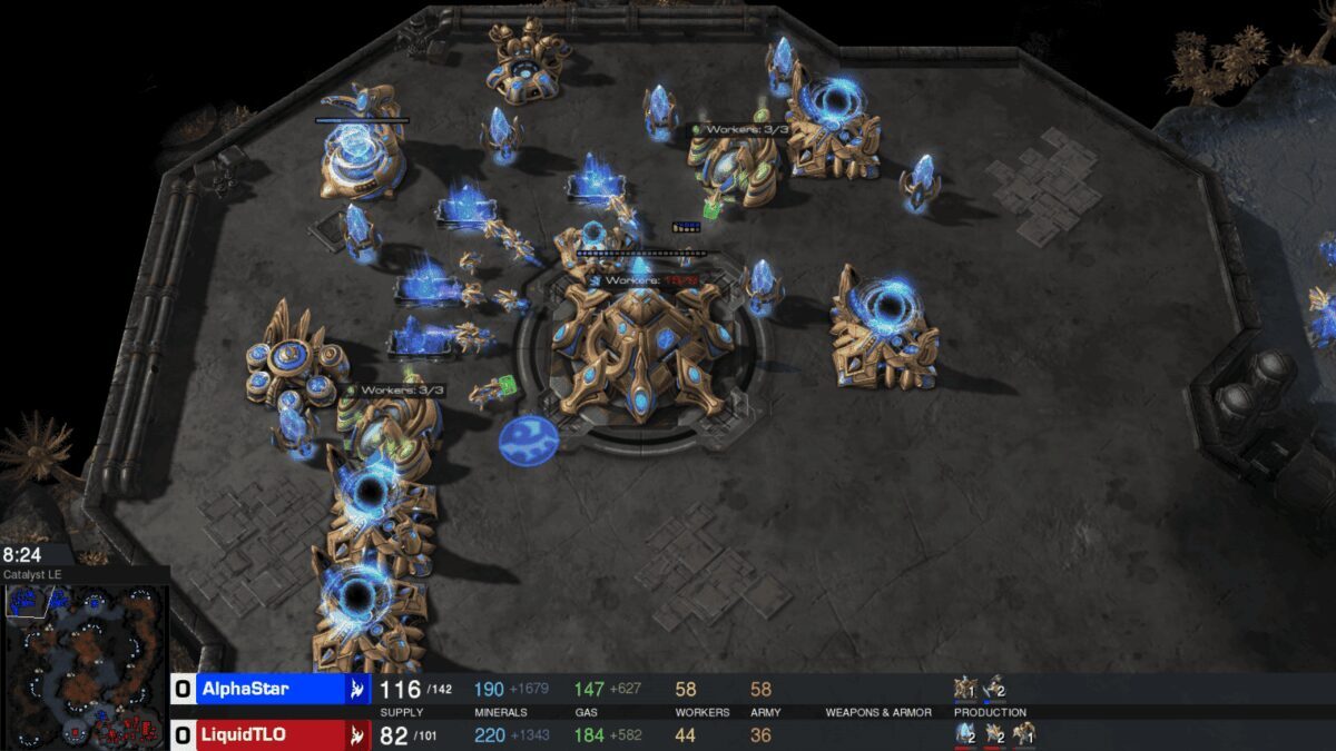 ИИ Google DeepMind обыграл про-геймеров в Starcraft II 5 Игровая сцена Starcraft II на экране компьютера с ресурсами и юнитами