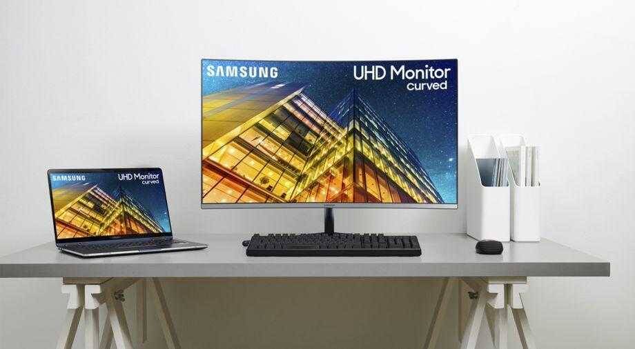 CES 2019. Изогнутый 49-дюймовый игровой монитор Samsung с разрешением QHD 3 Рабочий стол с монитором UHD Curved от Samsung и ноутбуком