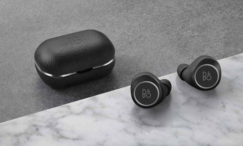 Беспроводные наушники Beoplay E8 и чехол на столе