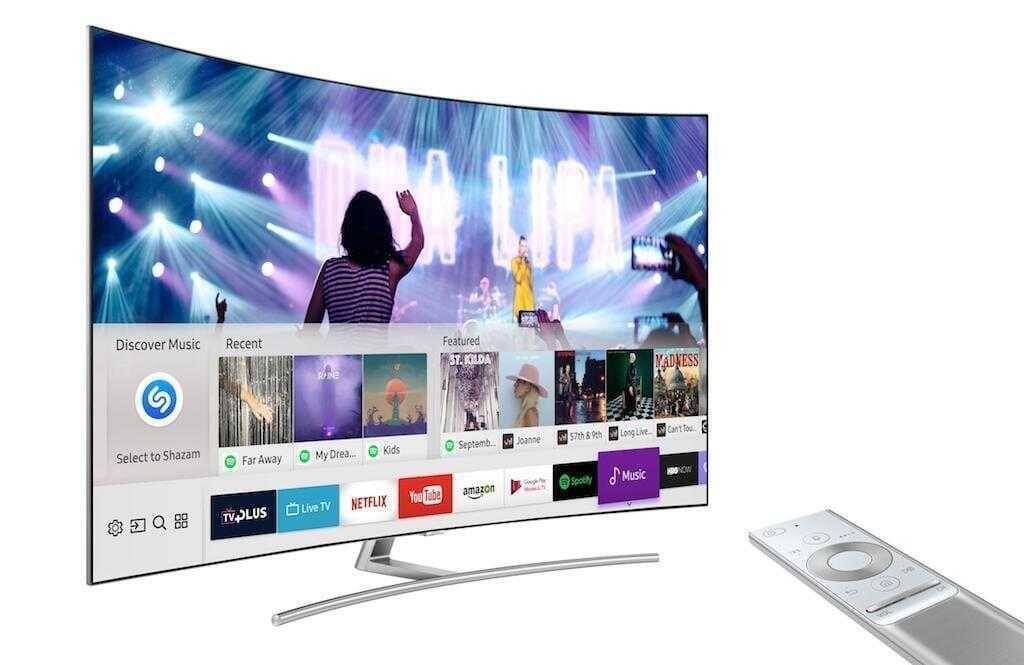 Умный телевизор Samsung с пультом дистанционного управления и экраном с интерфейсом