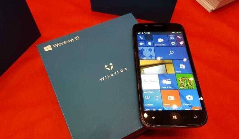 Смартфон под управлением Windows 10 Mobile на столе