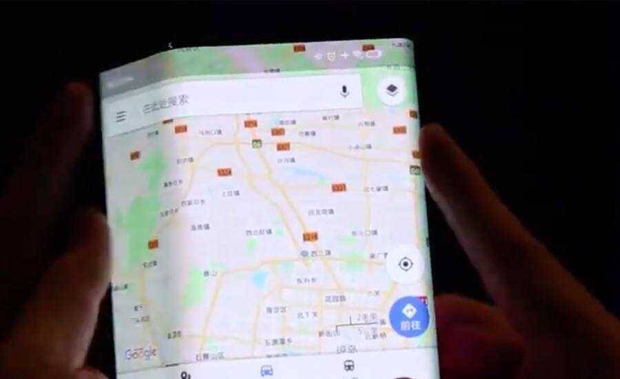 Складной смартфон Xiaomi с раскрытым дисплеем и картой