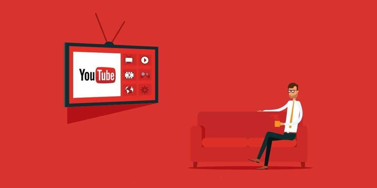 Телевизор с логотипом YouTube и мужской персонаж на диване