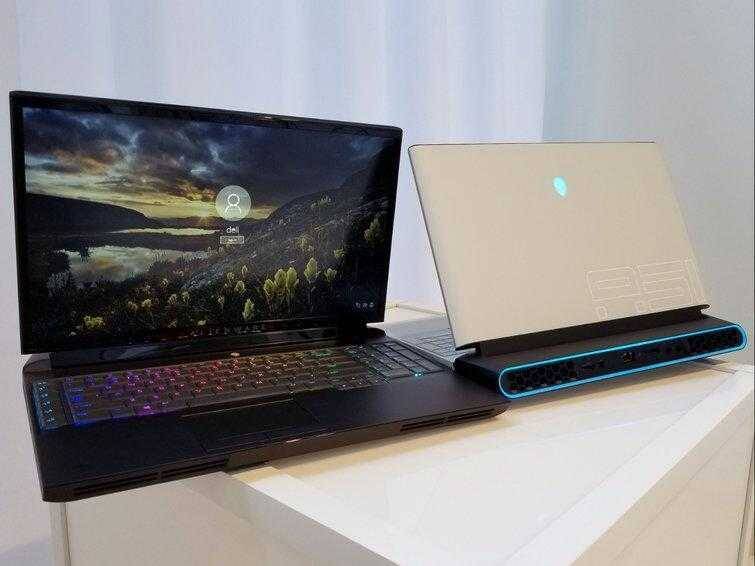 CES 2019. Alienware представила модульный игровой ноутбук 5 Модульный игровой ноутбук Alienware на столе с дисплеем и вентиляционными решетками