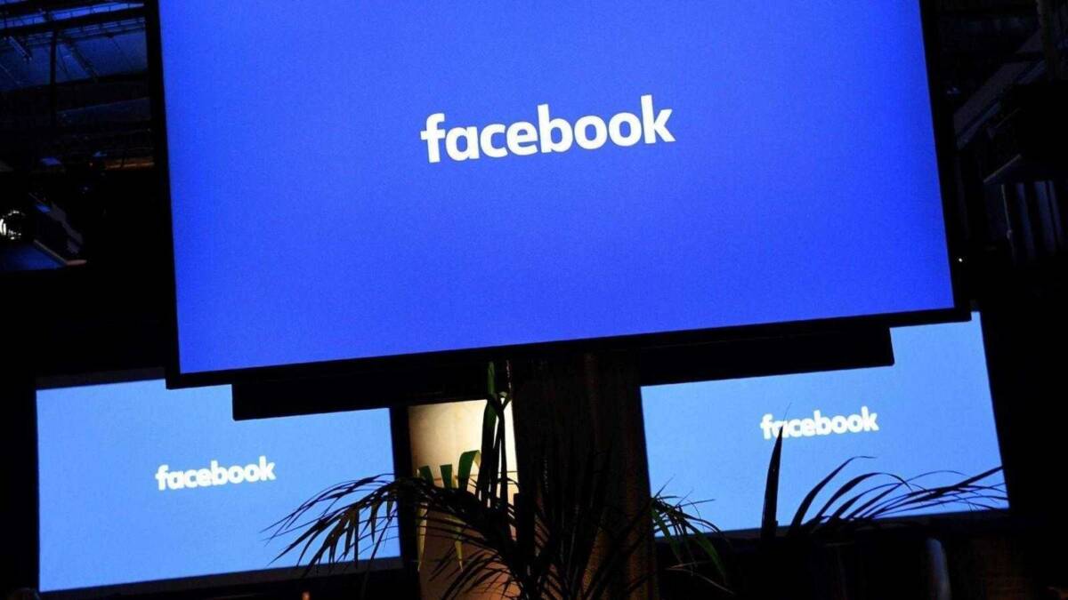 Германия хочет заставить Facebook прекратить сбор данных пользователей 5 Большой экран с логотипом Facebook* на мероприятии