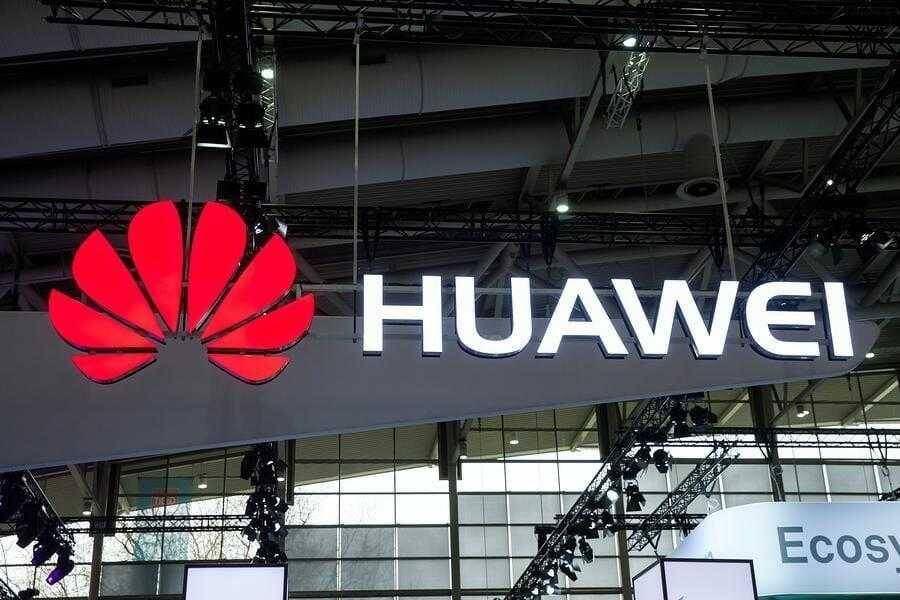 Huawei уволила сотрудника, арестованного в Польше по обвинению в шпионаже 5 Вывеска Huawei с логотипом и названием компании на выставке
