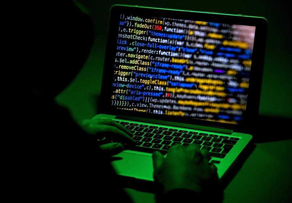 Ноутбук с отображением кода взлома и утечек данных