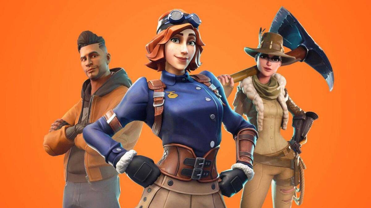 Три персонажа из игры Fortnite в боевой одежде на оранжевом фоне