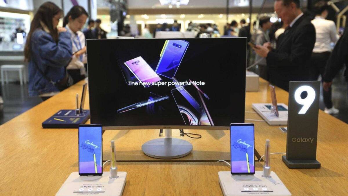 Samsung Galaxy S10 на дисплее выставки с дисплеями на подставках