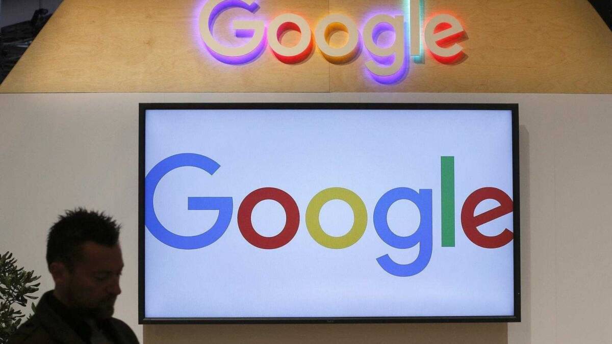 Франция оштрафовала Google на $57 млн 2 Экран Google с логотипом и светящимися буквами на стене