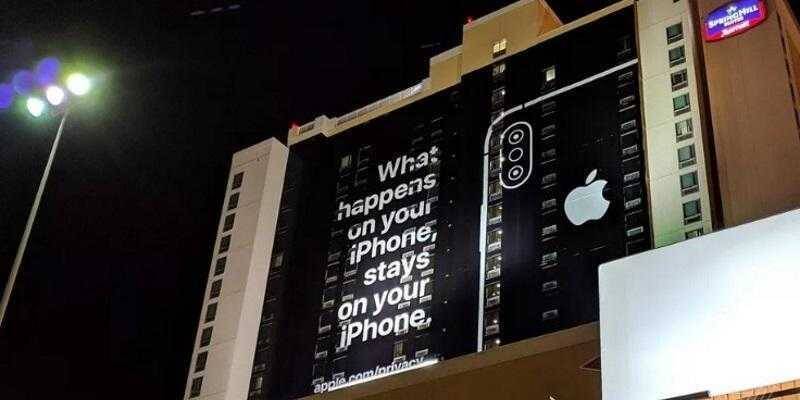 Заголовок на экране рекламирует iPhone и Apple в центре внимания