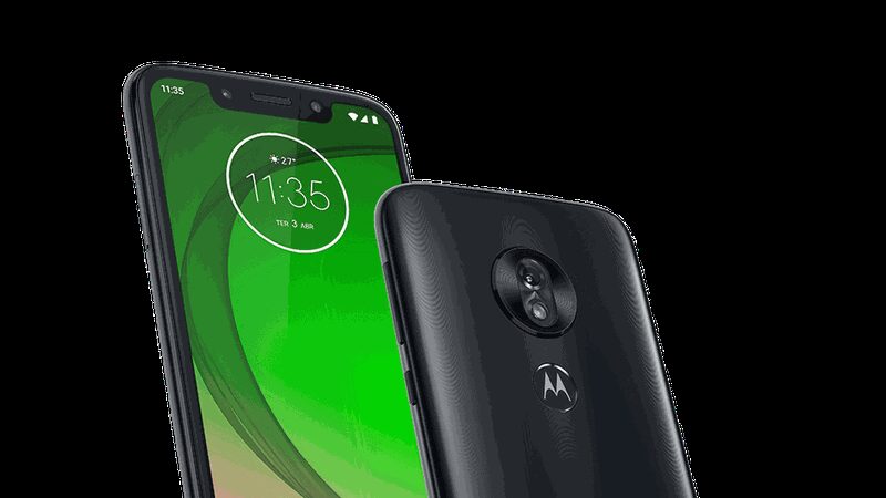 Задняя часть смартфона Motorola Moto G7 с двумя камерами и логотипом Motorola