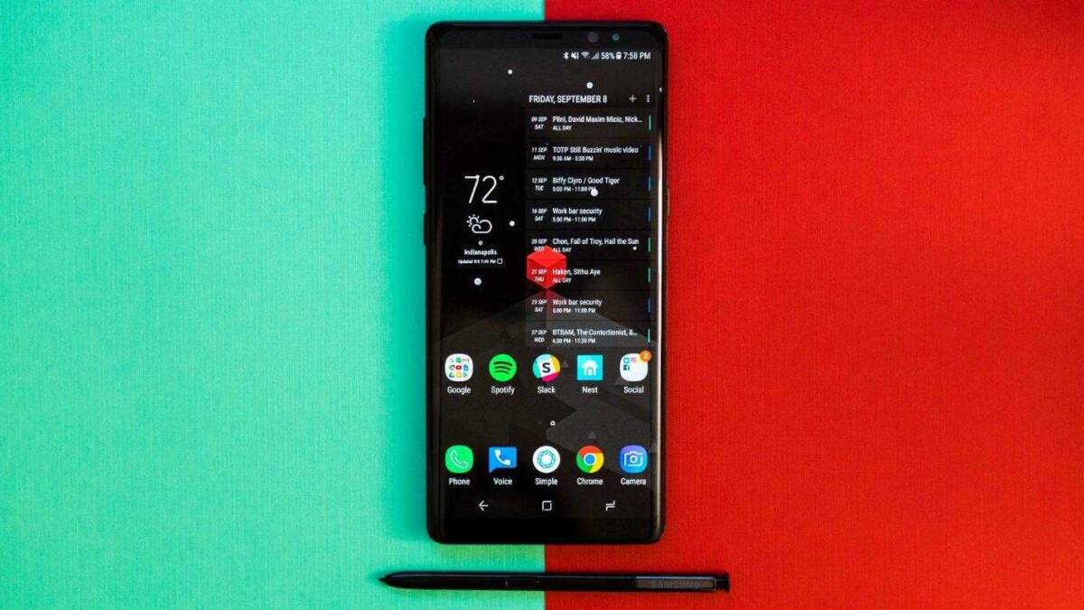 Смартфон Samsung Galaxy Note8 с стилусом на фоне двухцветной поверхности