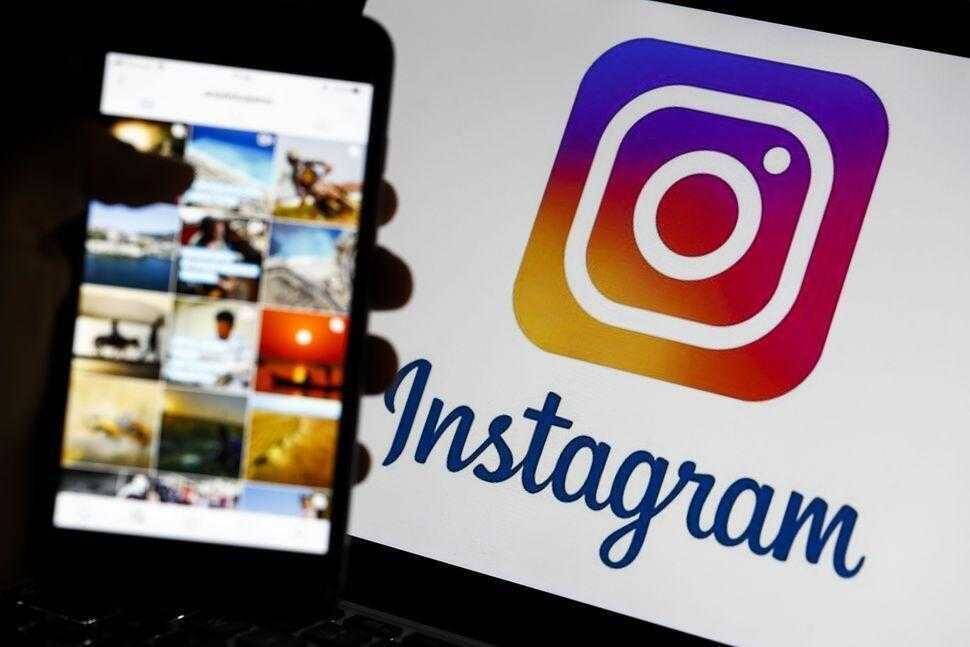 Смартфон с открытой галереей фотографий и логотипом Instagram
