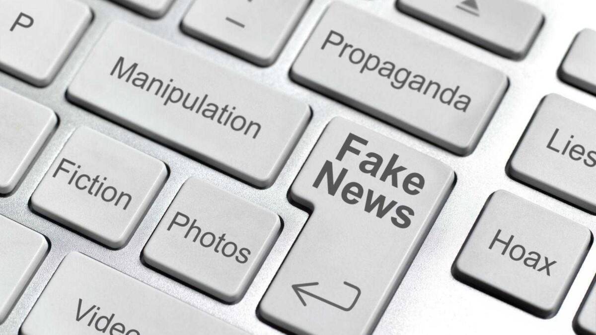 WhatsApp ограничил пересылку сообщений в борьбе с фейковыми новостями 3 Клавиатура с клавишами Фейковые новости и пропаганда