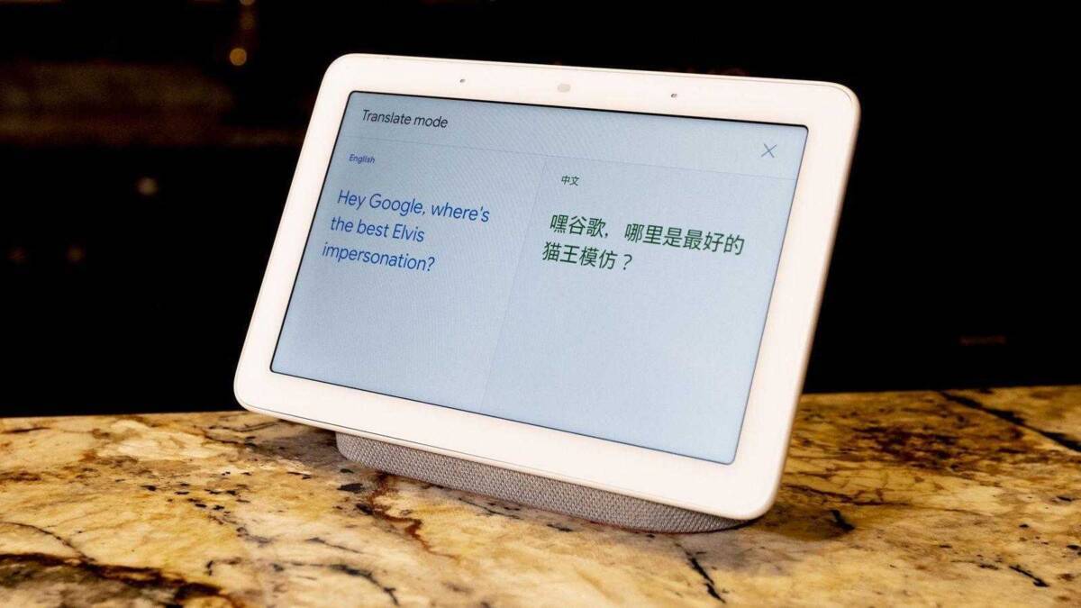 Умный динамик Google Assistant с экраном на кухонной поверхности