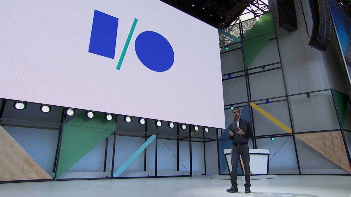 Докладчик на сцене Google I/O 2019 с крупным экраном