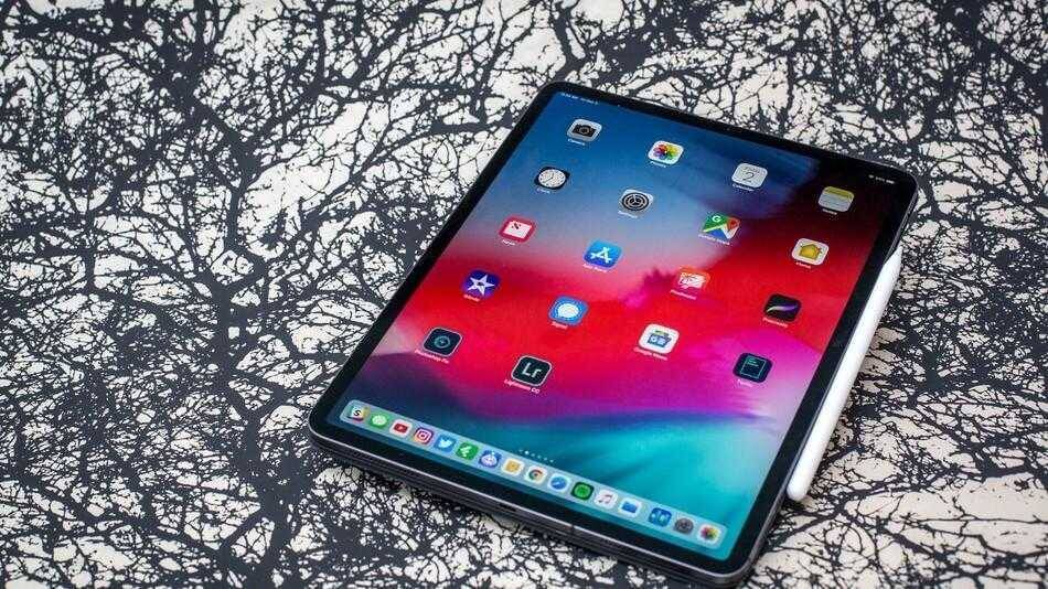 Развернутый iPad Pro с большим экраном и интерфейсом