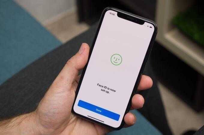 Телефон Google Pixel 4 с экраном, показывающим настройку Face ID
