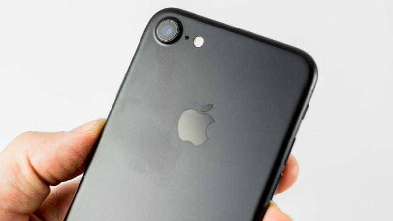 Задняя часть черного iPod Touch с логотипом Apple