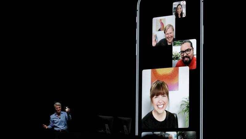 Человека на сцене и телефон с видеозвонками FaceTime
