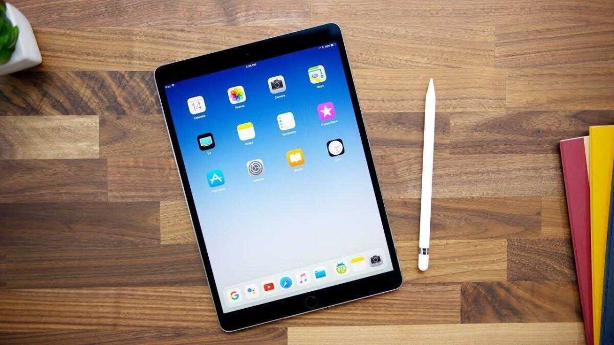 Новый iPad mini с ярким экраном и стилусом рядом