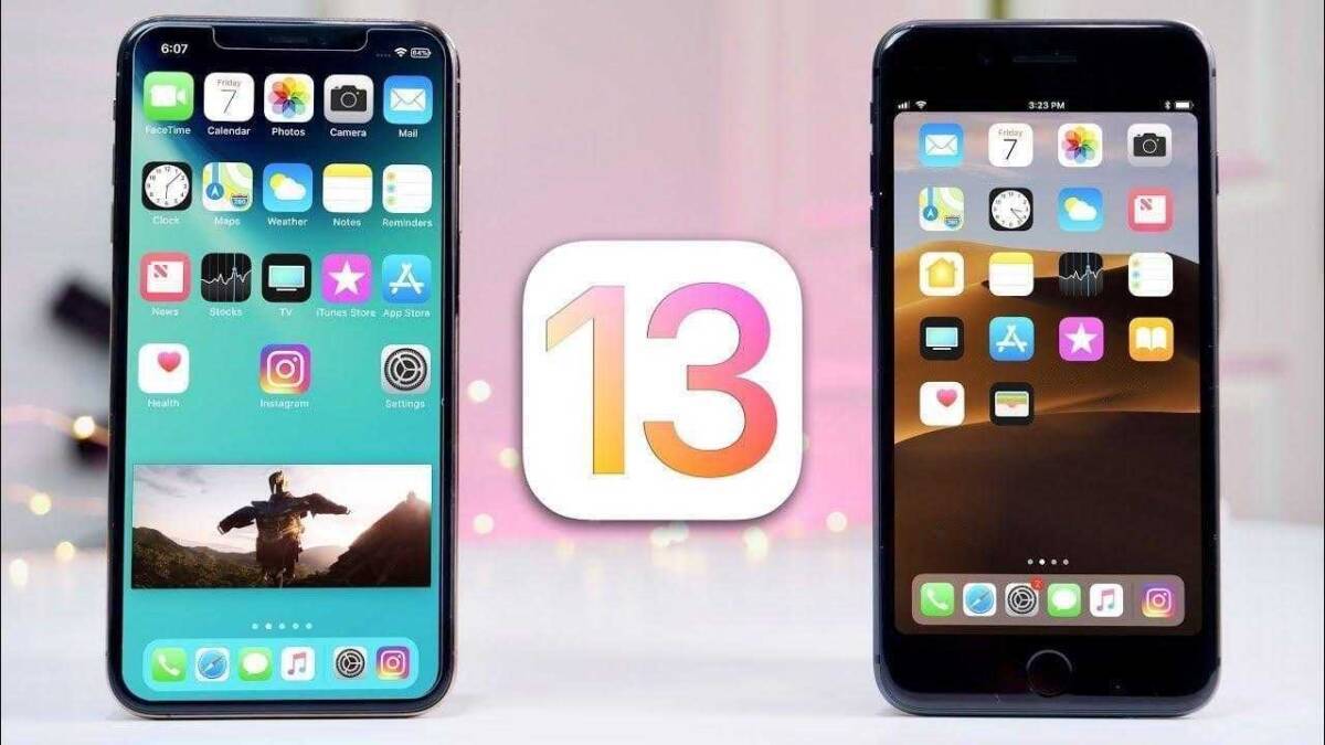 Два iPhone с отображением iOS 13 на экранах