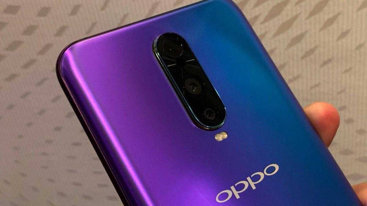 Oppo подтвердила слухи о смартфоне с 10-кратном зумом 5 Задняя панель Oppo с тремя камерами на вертикальной стойке