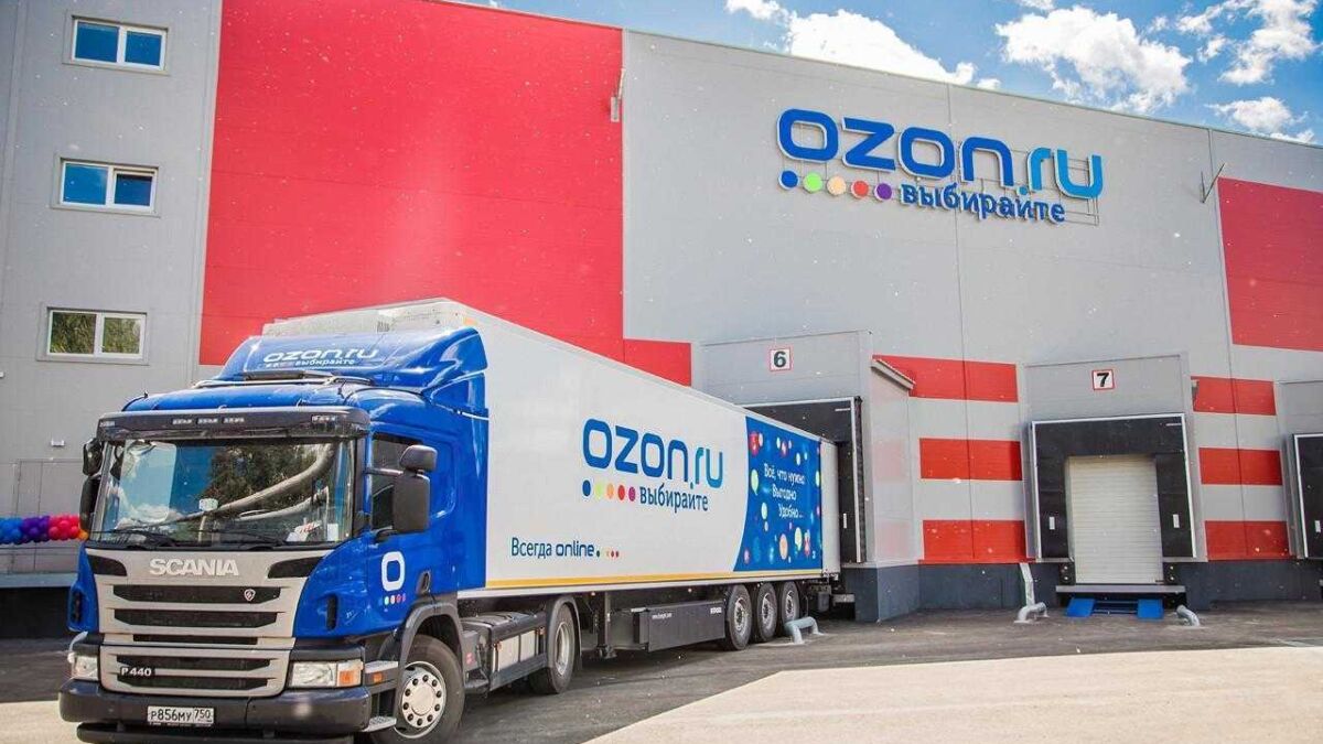 Грузовик доставки Ozon на складе с логотипом