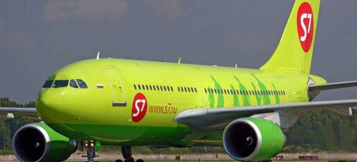 Самолет S7 Airlines зеленого цвета с логотипом на хвосте и крыльях