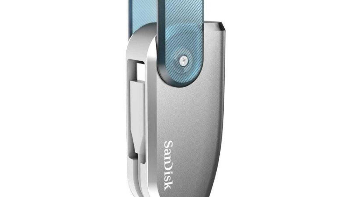 Флэш-накопитель SanDisk с синим и серебристым корпусом