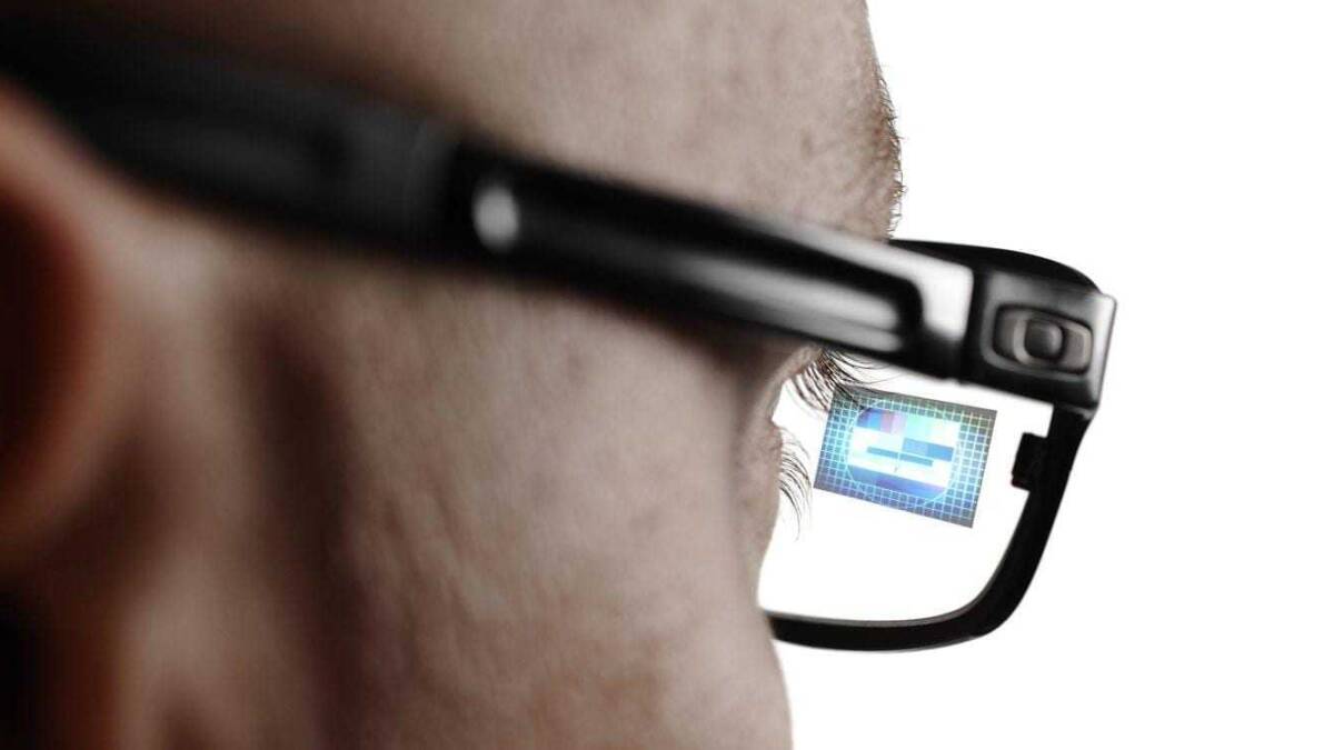 Человек в очках с отображением AR-решений Apple