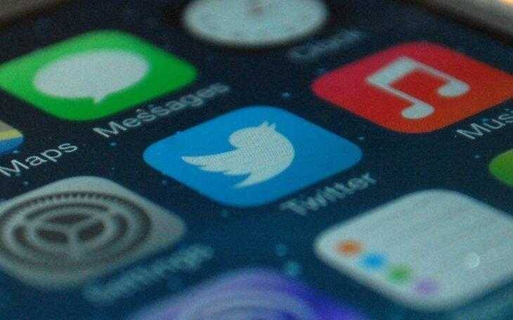 Экран смартфона с иконками приложений Twitter и Messenger