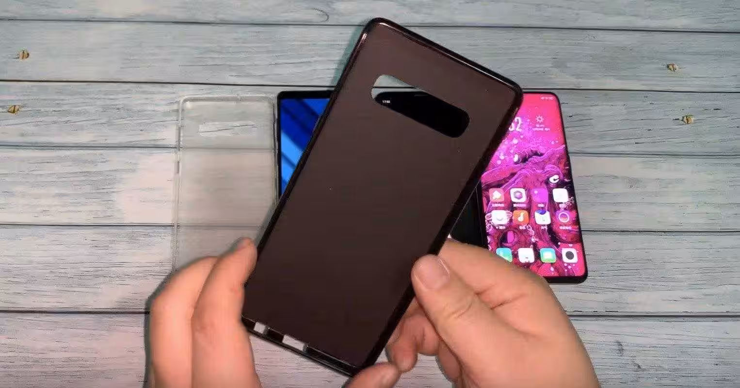 Официальные чехлы Samsung Galaxy S10 появились вживую на видео 1 1546422496 snimok ekrana 2019 01 02 v 11 45 41 dp