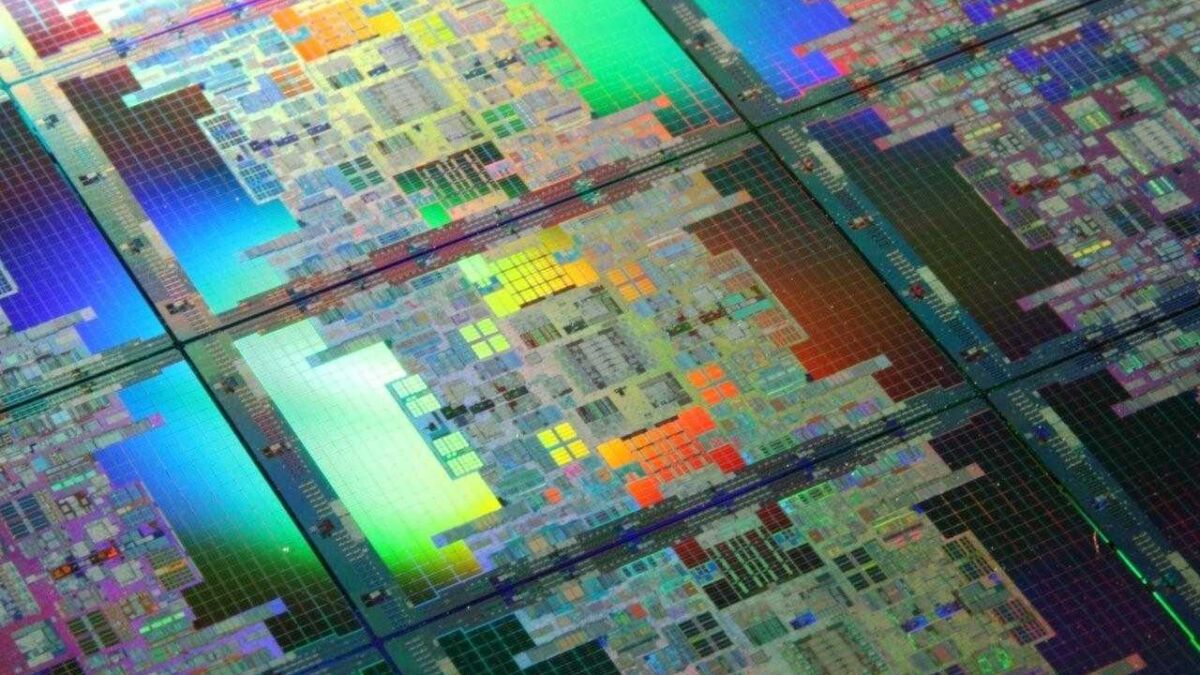 микропроцессор Intel Itanium 9700 Kittson с ярким разноцветным покрытием