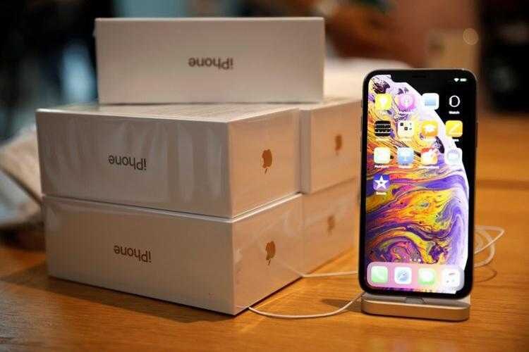 В Apple iPhone 2019 будет беспроводная зарядка других устройств, большие аккумуляторы и матовое стекло 5 2018 09 21T132155Z 1 LYNXNPEE8K137 OUSBS RTROPTP 3 BUSINESS US APPLE IPHONES TEARDOWN