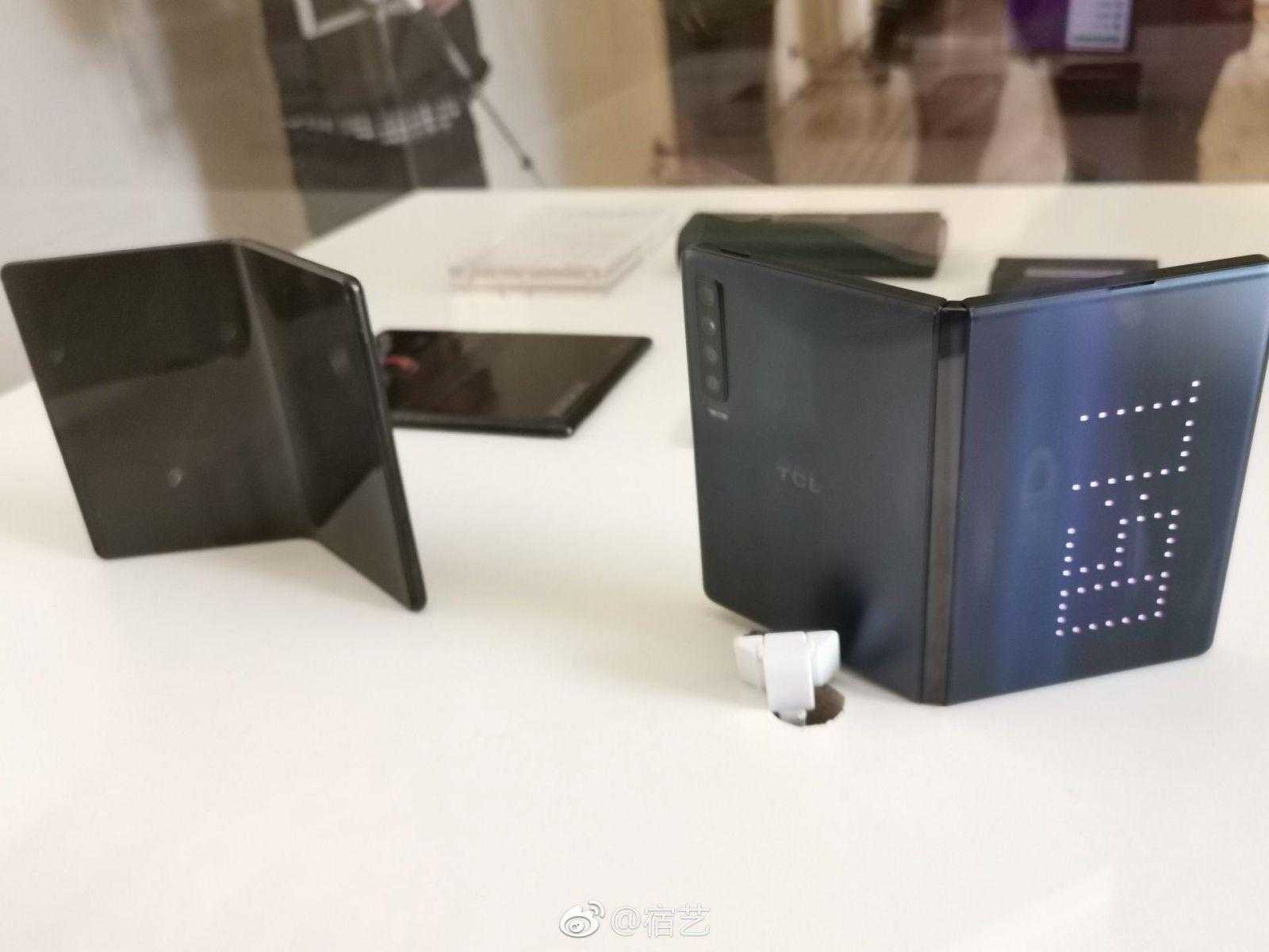 MWC 2019. TCL официально представила бюджетные сгибающиеся смартфоны 7