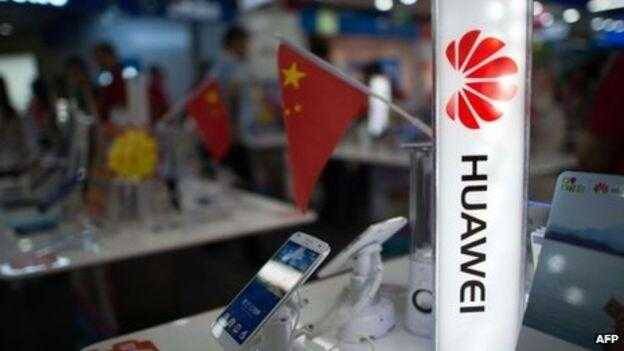 В Европе запрещают 5G-оборудование Huawei 4 Выступ Huawei с информационной вывеской и китайским флагом