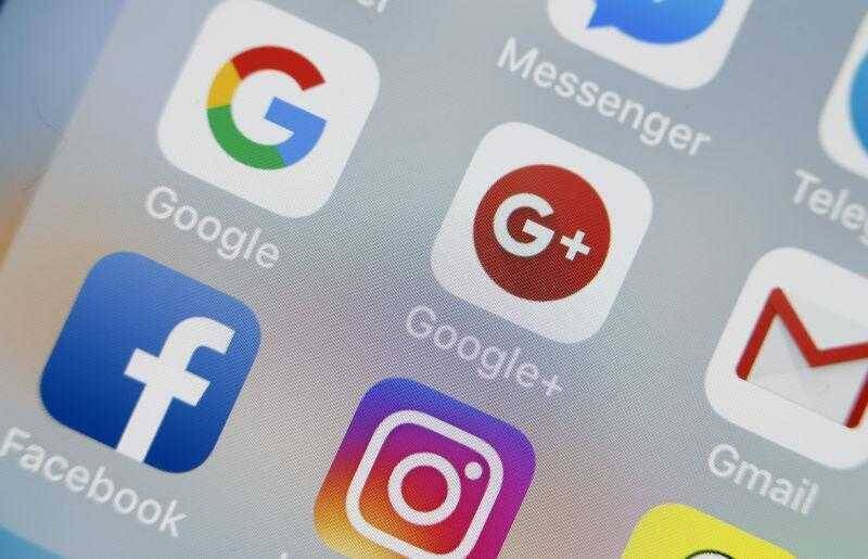Экран смартфона с иконками Google Facebook и Instagram