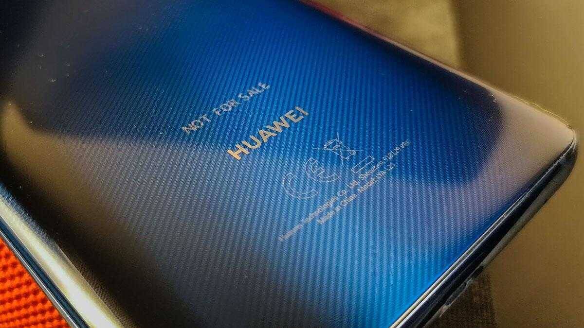 Мнение о Huawei Mate 20 Pro 21 Задняя панель смартфона Huawei с регистратором на Кубу
