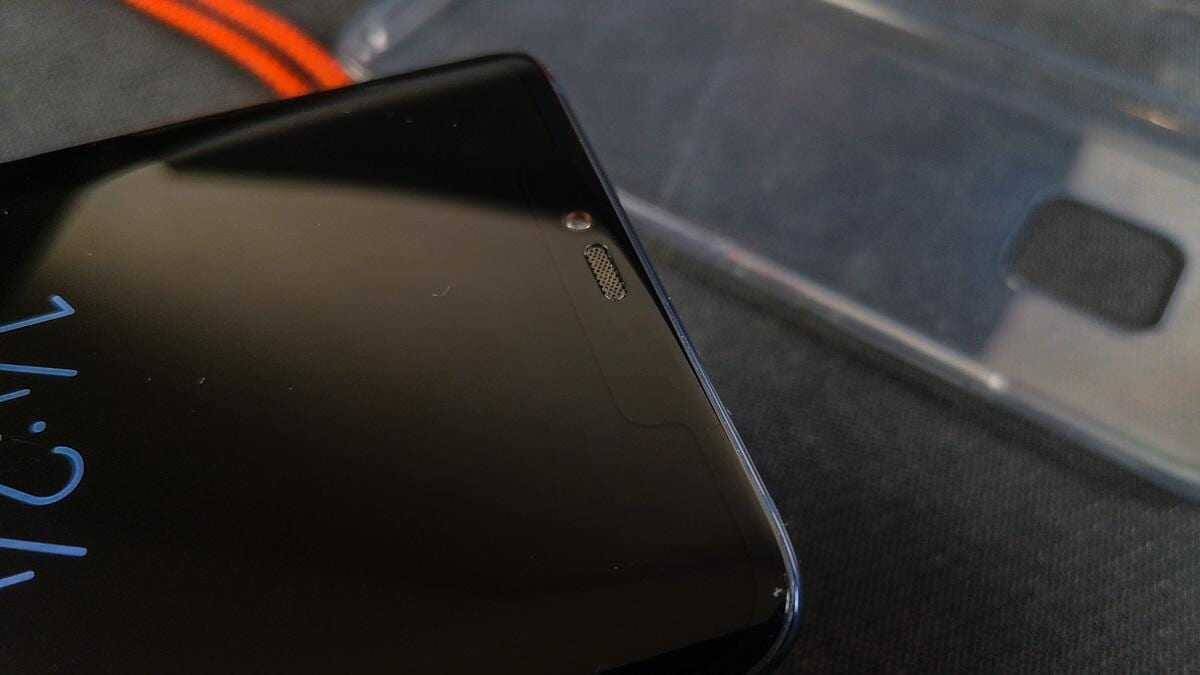 Мнение о Huawei Mate 20 Pro 25 Экран смартфона с частью передней панели и динамиком