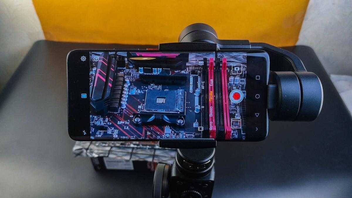 Мнение о Huawei Mate 20 Pro 22 Смартфон установлен на стабилизатор для съемки компьютерной платы
