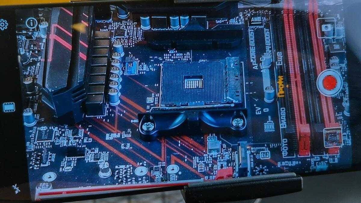 Мнение о Huawei Mate 20 Pro 23 Материнская плата с процессором и слотами для памяти на изображении