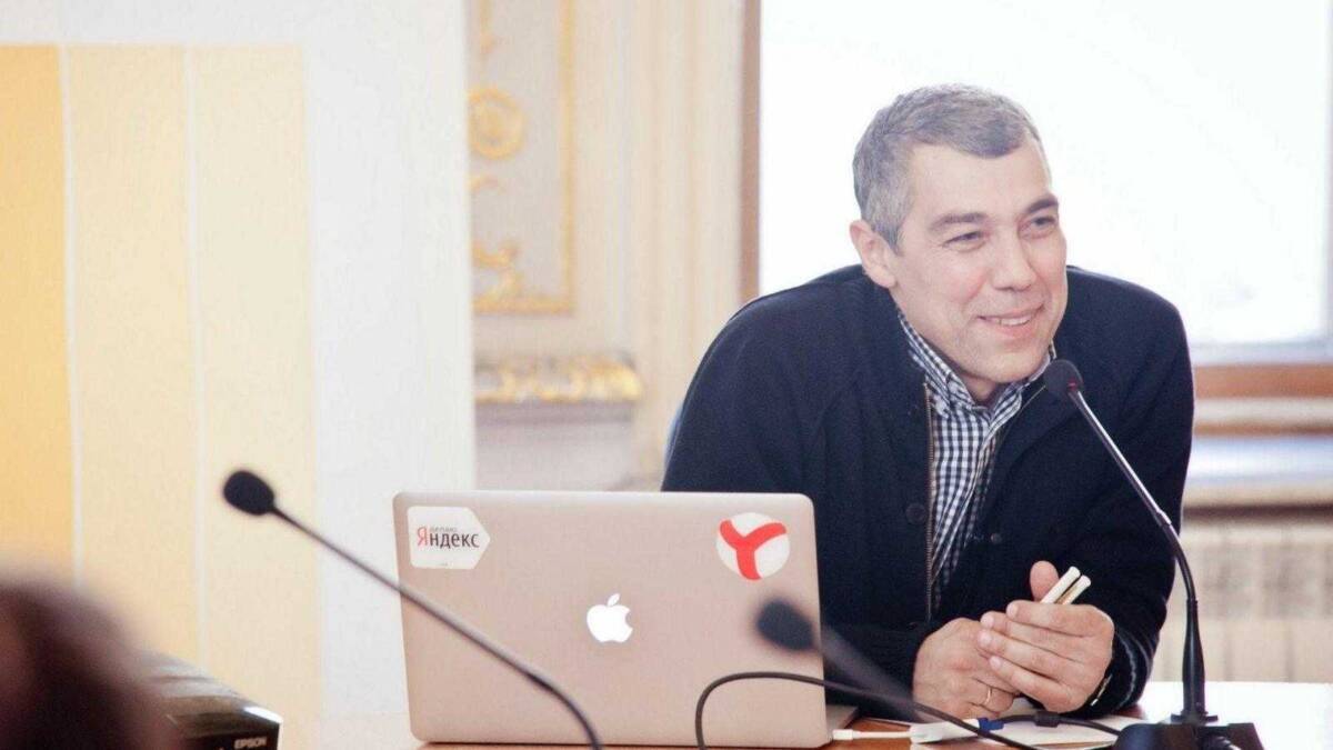 Бутылка воды в руках у мужчины за ноутбуком Яндекс
