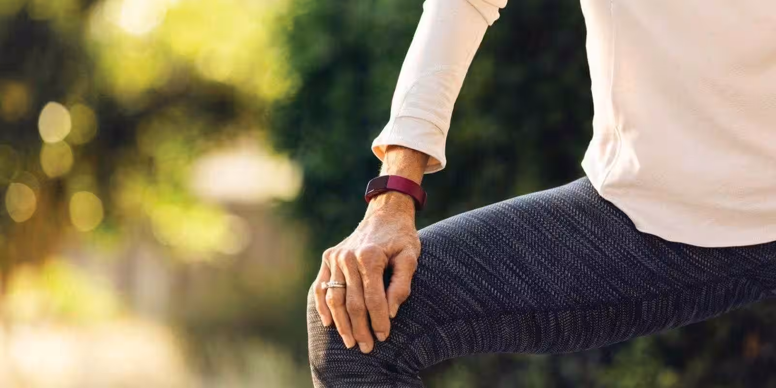 Последний трекер Fitbit Inspire нельзя будет купить 2 fitbit inspire lifestyle grandparents sidewalk girl stretching 075
